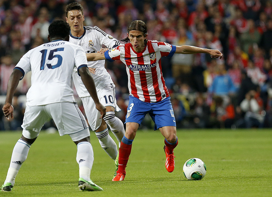 Temporada 12/13. Final Copa del Rey 2012-13. Real Madrid - Atlético de Madrid. Filipe Luis pelea con dos rivales blancos